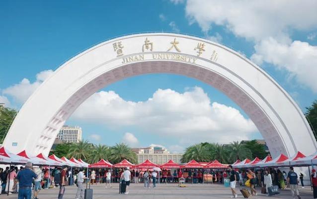 暨南大学迎, 她的喜爱和, 成绩亮眼